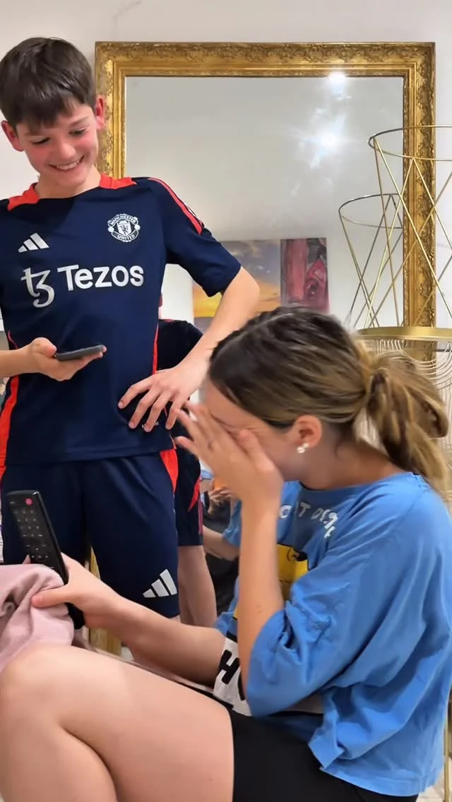 Ils se disputent pour un rien…un mot, un regard, une place sur le canapé. Et puis il y a ces moments-là ceux qui font tout oublier. L’adolescence, c’est un peu ça…du bruit, des clashs,mais surtout énormément d’amour,cac...