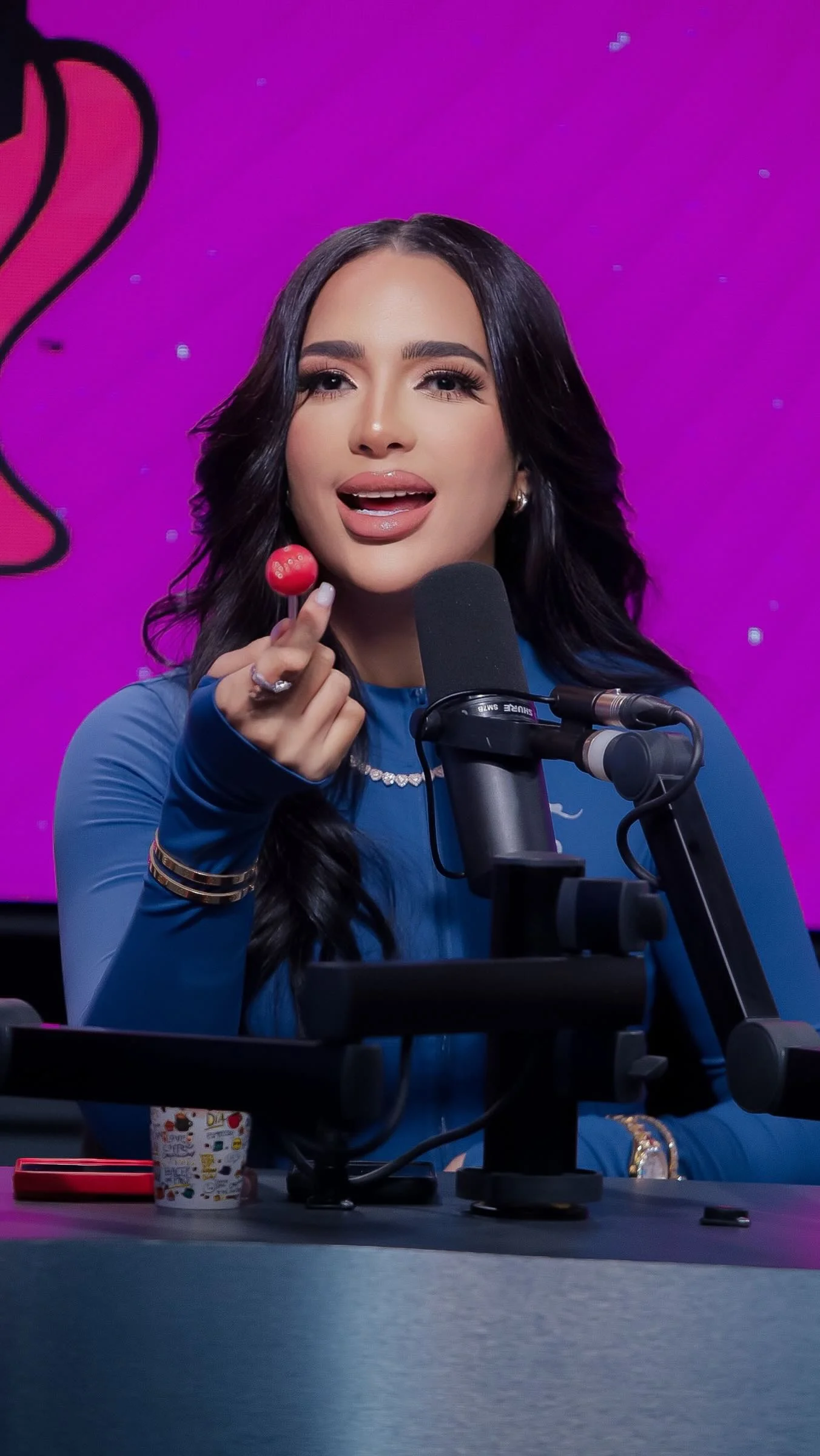 @ameliaalcantara01 llama charlatana a #Wanda por no estar desde el primer momento para #Yailin 🤦🏻‍♀️

YouTube/AlPeloRadio▶️