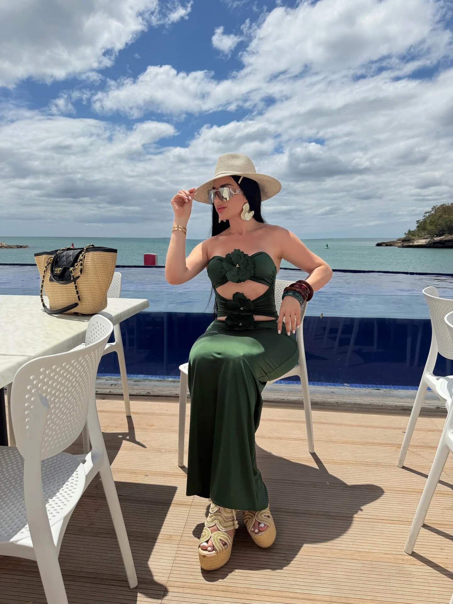 Nada es tan tuyo como las consecuencias de tus acciones💋

Vestido @moztue