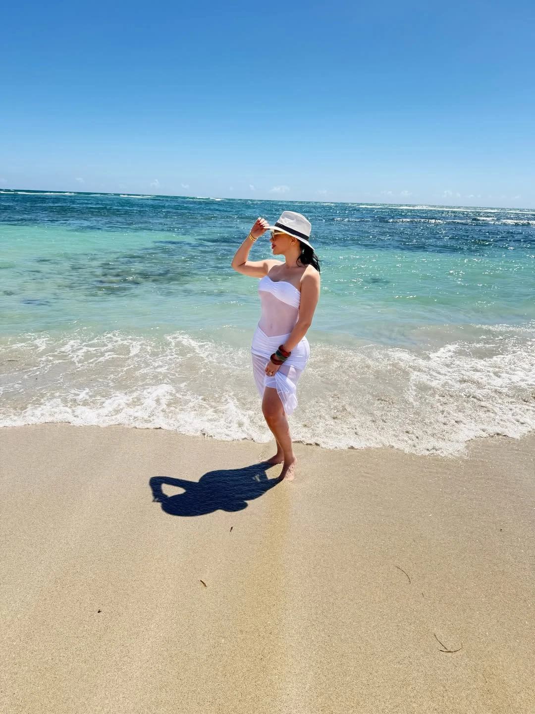 El que vive desde la herida pierde oportunidades. El que sana, vuelve a ver con claridad. Así que no permitas que una mala experiencia te robe la posibilidad de conectar con personas auténticas.☀️ #lachica#lamore#alcant...