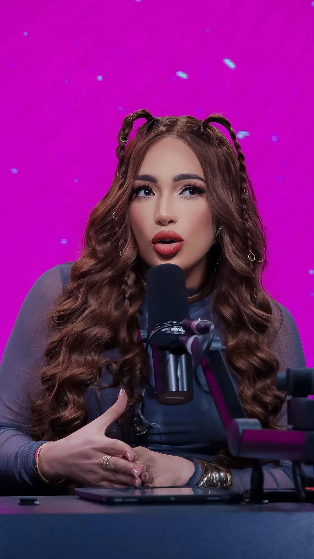 @ameliaalcantara01 dice a #Vitaly que debería besarle la mano porque es su mamá ‍♀️. YouTube/AlPeloRadio▶️