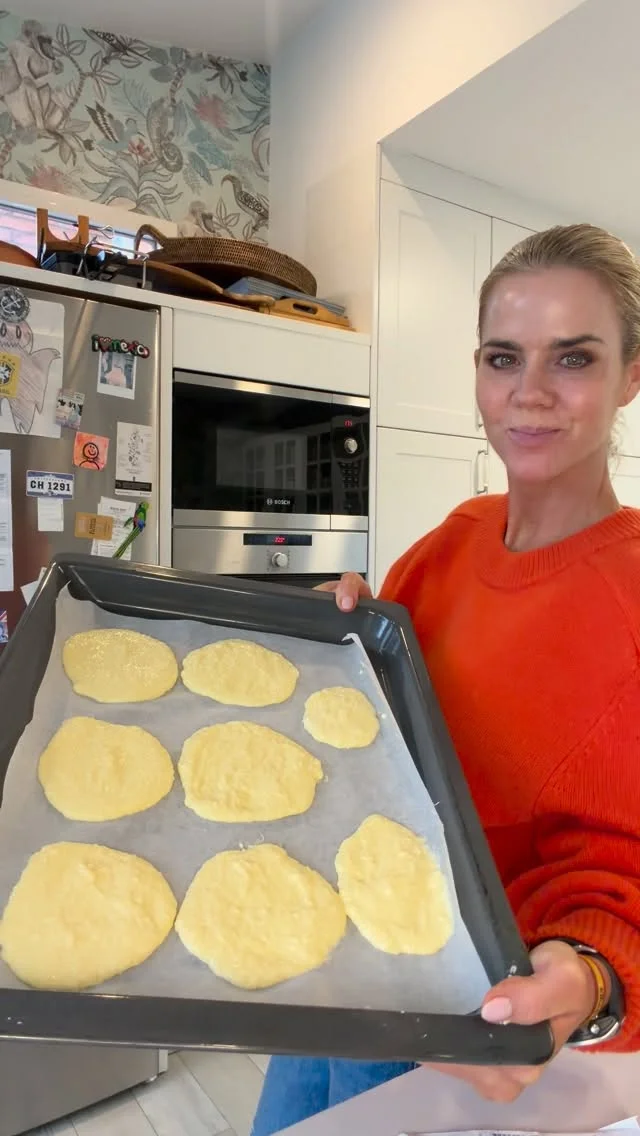 Menudo descubrimiento con estas galletas de coco !!! Sanas, riquísimas y súper fácil de hacer. En tan solo 25 minutos Horno 180 25 minutos. Luego 5 minutos nevera con el chocolate ya untado