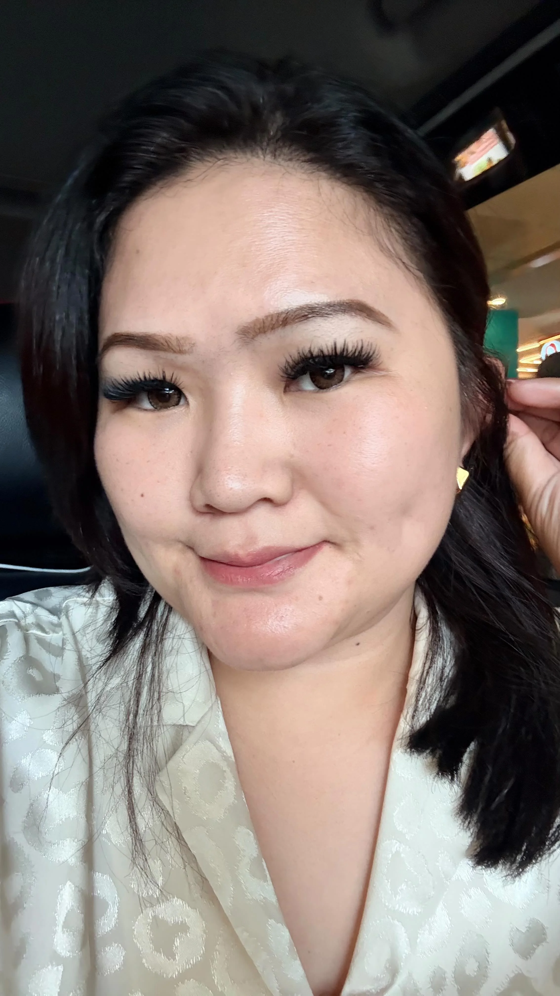 Treatment di @ellaskincareofficial selalu puas sama hasilnya. Kulit aku bebas acne dan jadi glowing Yang siap tampil glowing di moment lebaran, nih ada diskon up to 50%, free treatment dan free voucher juga lohh langsun...