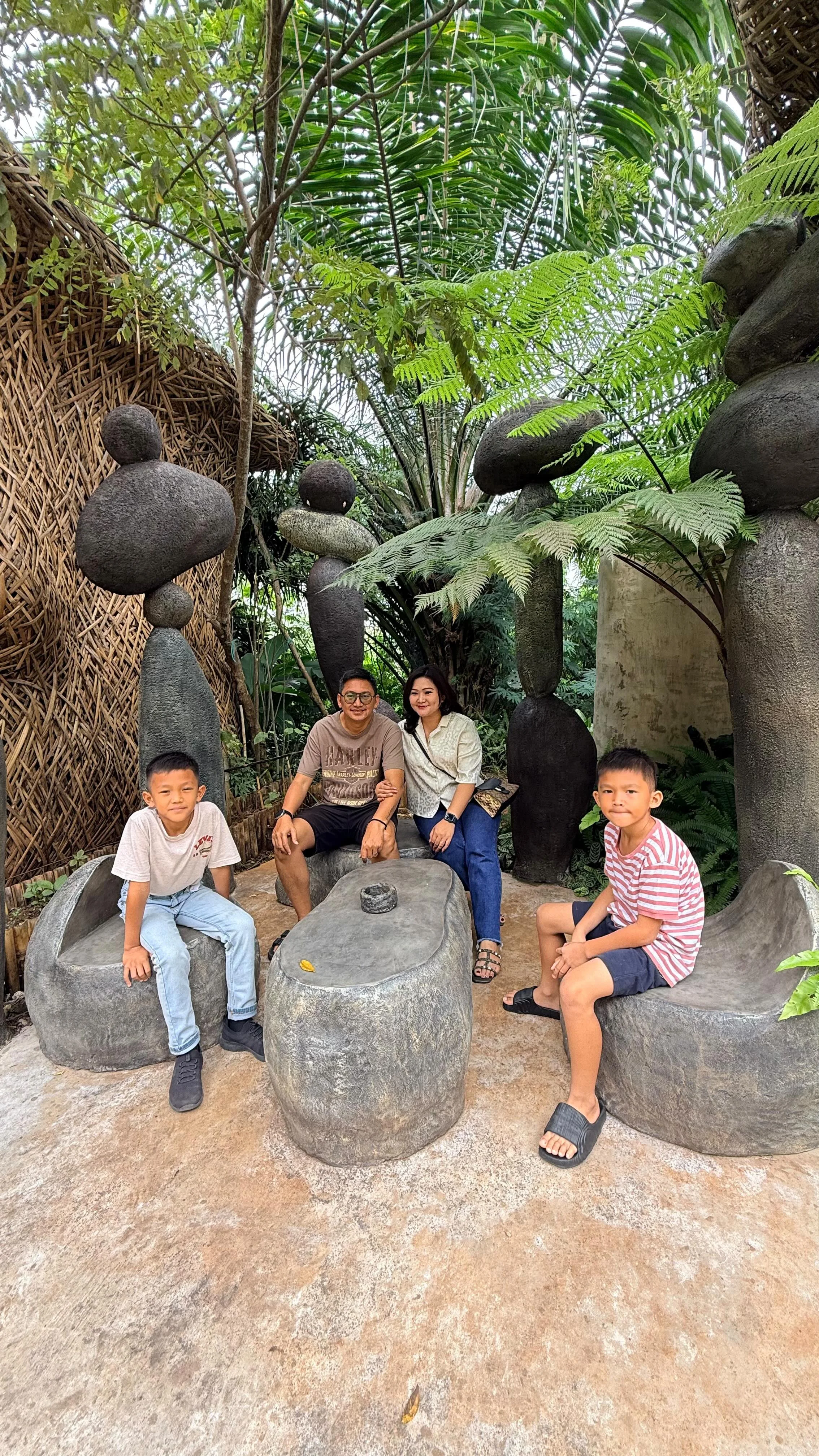 Slow morning, deep breath, and a little reminder that rest is productive too Bangun pagi ditemenin suara burung, udara dingin khas hutan, dan view hijau sejauh mata memandang ✨ Kamarnya dominan bambu & elemen natural, h...