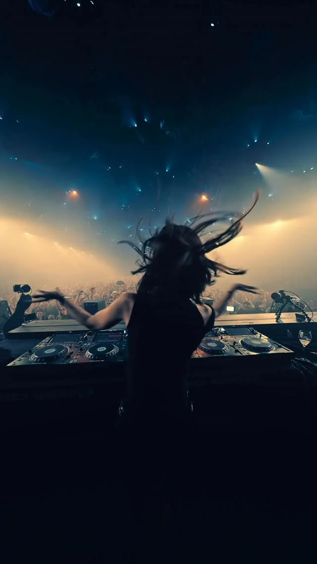 one of my favourite shows of the year 🤍 it’s so much fun to just stay and check other sets and have quality time with friends and artists 🫶🏻✨ thank yoouuuu @time_warp_official