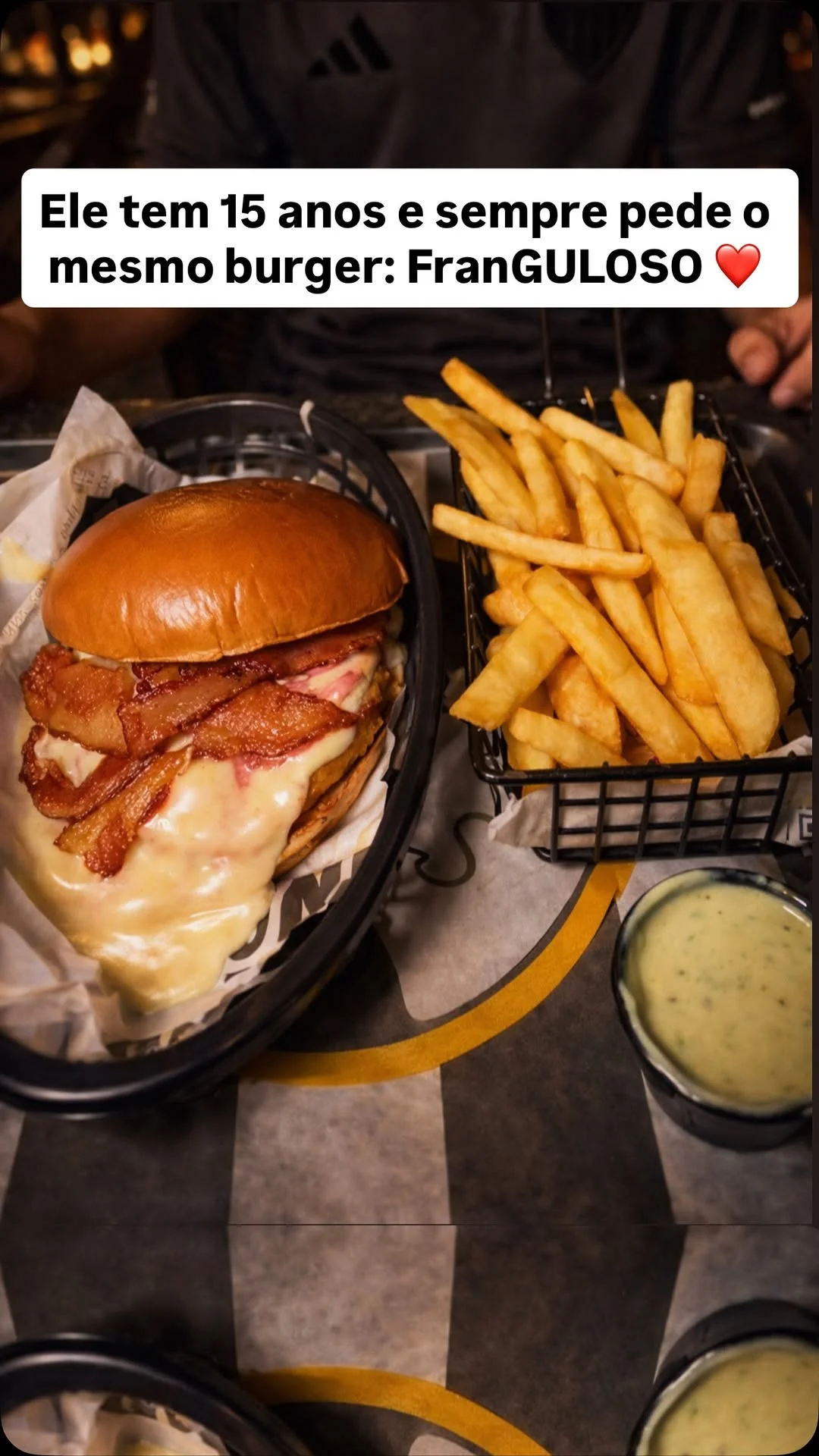 Sempre que ele vem à American Bulls, já sabe o que pedir. Sem indecisão, sem mudanças: o combo do Franguloso é escolha certa em todas as visitas. O hambúrguer de frango com American cheese da casa, bacon crocante, picle...