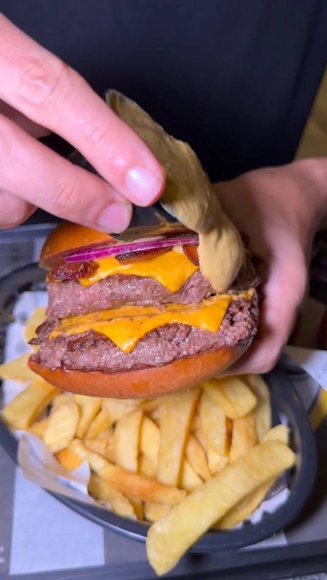 MELHOR MOLHO DA HAMBURGUERIA DE BH QUE GANHOU COMO A MELHOR DO BRASIL PELO VOTO POPULAR DO @burgerfestoficial a @americanbullsbr A @americanbullsbr foi eleita, pelo voto popular da @burgerfestoficial, pela segunda vez c...