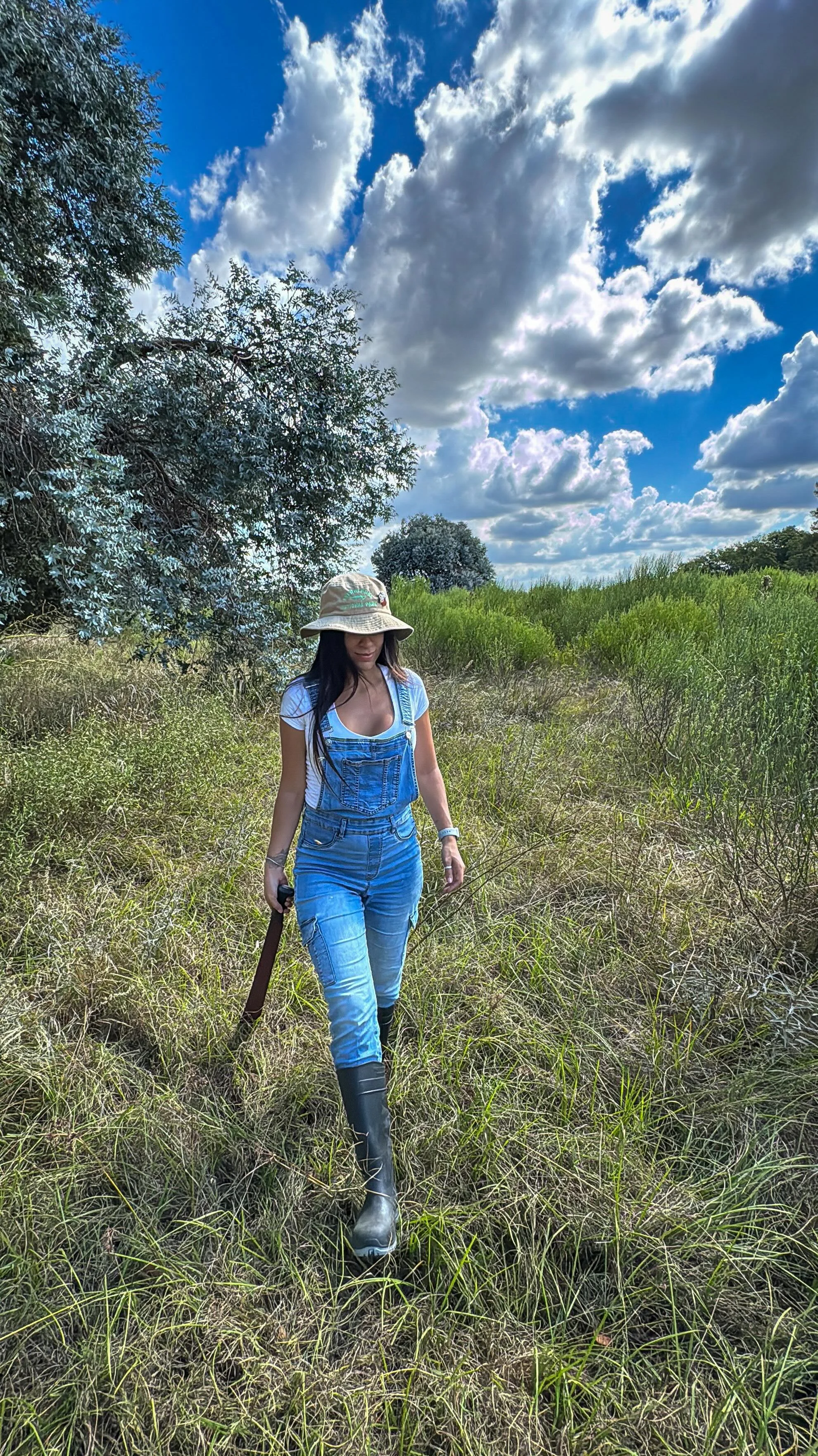 Empezamos a DESMALEZAR ✨ La Paz mental que da hacer esto es increíble. Obviamente que vamos por partes y aprendiendo muuuucho cada día. Si hay algo que nos gustan son los desafíos #terreno #desmalezar #naturaleza #airel...