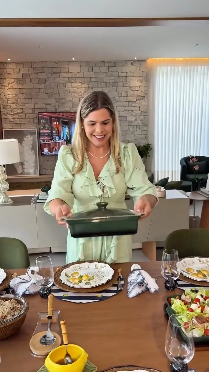 Almoço de hoje por aqui: filé ao molho mostarda com batatas bolinha. ✅ Comenta ALMOÇO que eu te envio o link de todas as peças da @carollahome_ . Se você gostou dessa receita, já curte o vídeo, comenta e compartilha com...