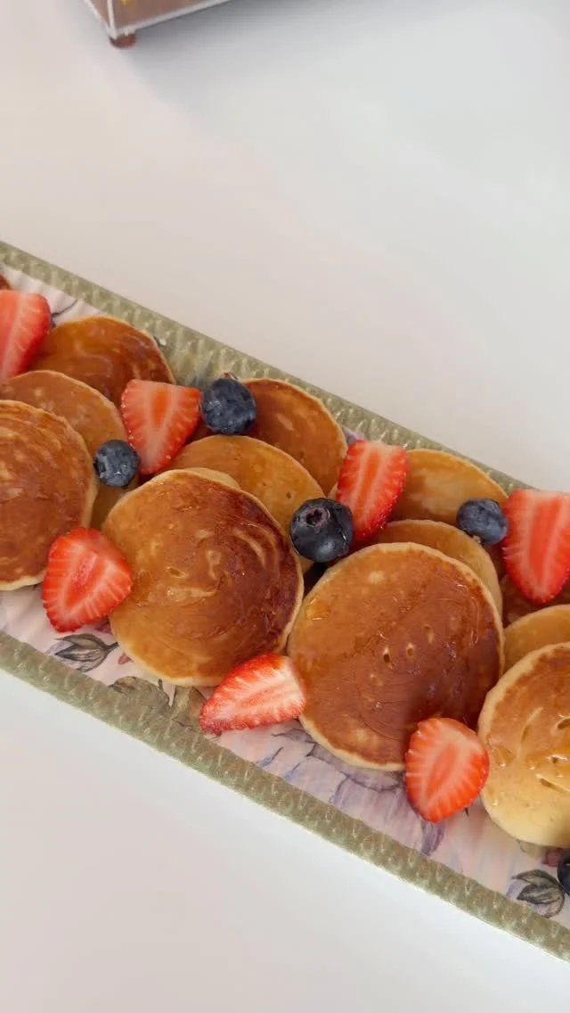 Panquequinhas Perfeitas! @carollahome_ Ingredientes • 1 ovo • ½ xícara de leite • 2 colheres de sopa de açúcar • 2 colheres de sopa de óleo • 1 colher de chá de baunilha • 1 xícara de farinha de trigo • 1 colher de chá...