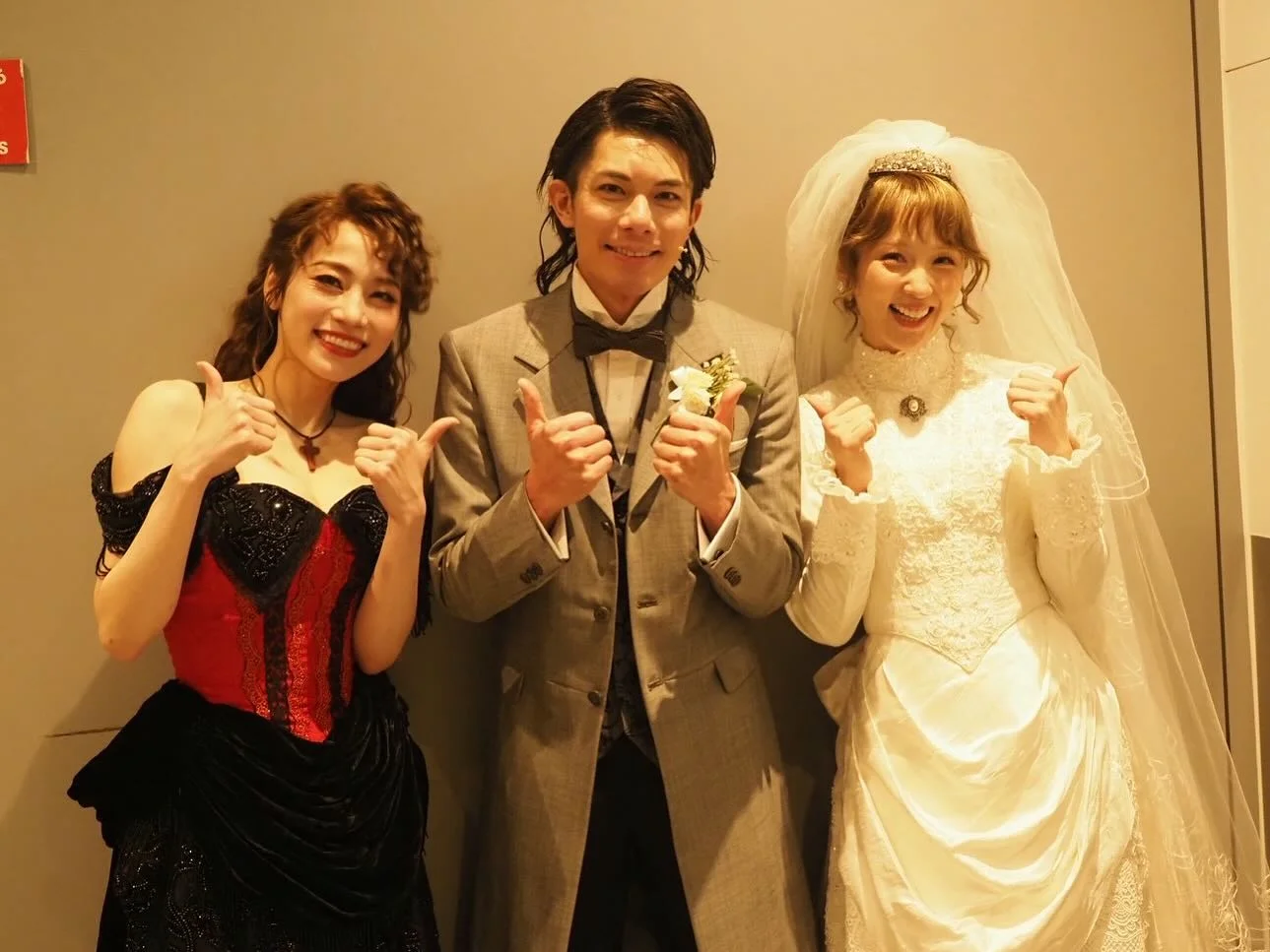 ジキルアンドハイド、本日開幕いたしました‼︎ 初日から柿澤ハイドに痺れまくり‼︎‼︎‼︎ ちょっとこれはカッコ良すぎるぞ。。 私、この作品が本当に大好き‼︎ 好きなシーンと好きな曲がありすぎて、キャストの皆んなも大好きだし、またこの世界に戻ってくる事ができ、心底幸せを噛み締めています 今日のカーテンコール凄かったなぁ 新生ジキハイ爆誕！という事で、明日は新キャスト組が初日を迎え、4月末の大千穐楽まで全員で駆け抜けたいと思います