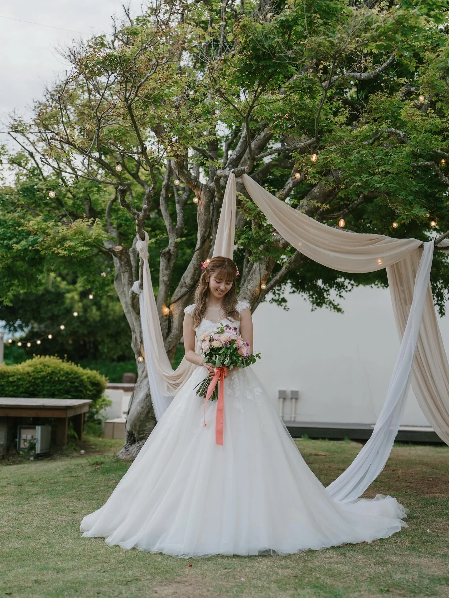 漠然と思い描いていた 「小さな式場でガーデンウェディングがしたい」 という願いを、実現する事ができました‼︎ 余談ですが、アフターセレモニーでは息子のおしゃぶり卒業式を行いました。 息子にとっても何かの記念日になったらいいなと思い計画したのですが、突然言い渡された“おしゃぶり卒業”を最初は泣いて嫌がった息子。誰もがダメだと思った瞬間、泣きながら「やる！」と自分で言い出しました！ あの時の息子の勇気、一生忘れません。 あんなに大好きだっ...