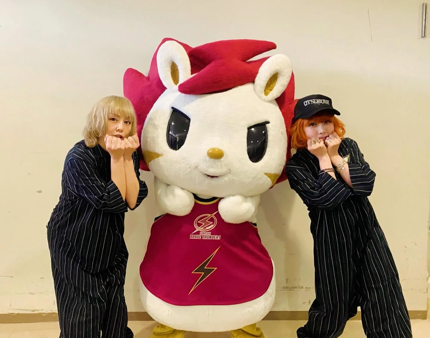 本日は川崎とどろきアリーナにて、川崎ブレイブサンダースvs滋賀レイクスの試合後のライブでお邪魔させていただきました！！本日情報解禁されたように、PUFFYの初主催フェス「PUFFYの“P"FES」が、ここ川崎東急ドレッセとどろきアリーナで開催されます‼️今日の試合の熱気さながらに盛り上げていきたいので、みんな楽しみにしててくれよな〜！ 今日はロウルちゃんと写真も撮れて、IRISさん達と一緒に踊れてめちゃ楽しかった❣️観てくれたみなさん...