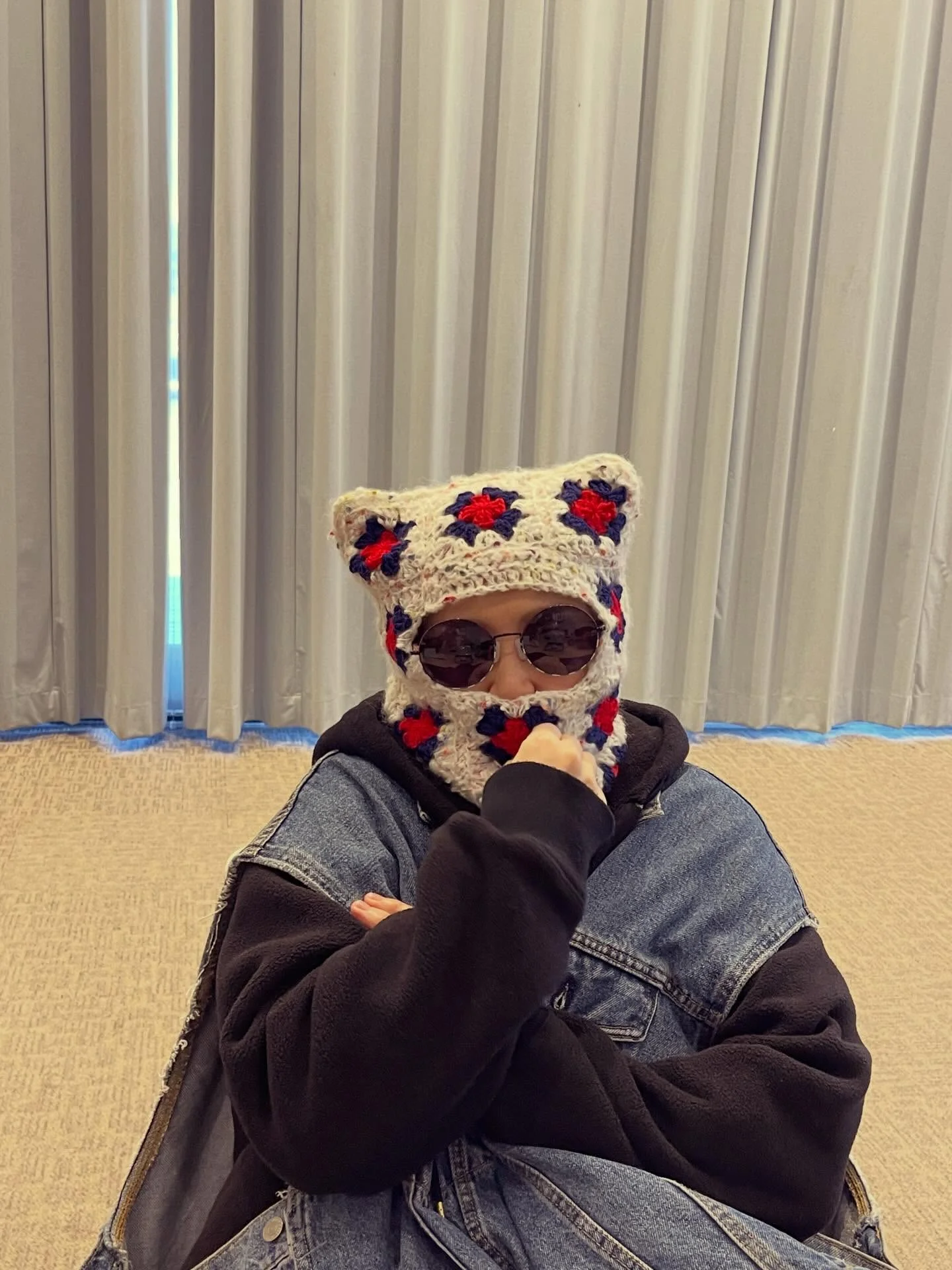 欲しがられたわけじゃないけど、由美ちゃんにも似合いそうな色で編んであげた 昔から由美ちゃんはネイビーと赤やオレンジとグリーンのイメージなので、あんまり派手になりすぎないように…と思ったらとんでもなく派手な女になった笑 シルエットだけ見たらジェラードンのアタック西本さんにも見えると思う。ねこちゃん耳なのに角刈りのボスママ。 1枚目 キメてくれた由美ちゃん 2枚目 ラッパーみたいな由美ちゃん 3枚目 ちょっと可愛くしてみた由美ちゃん 4枚...