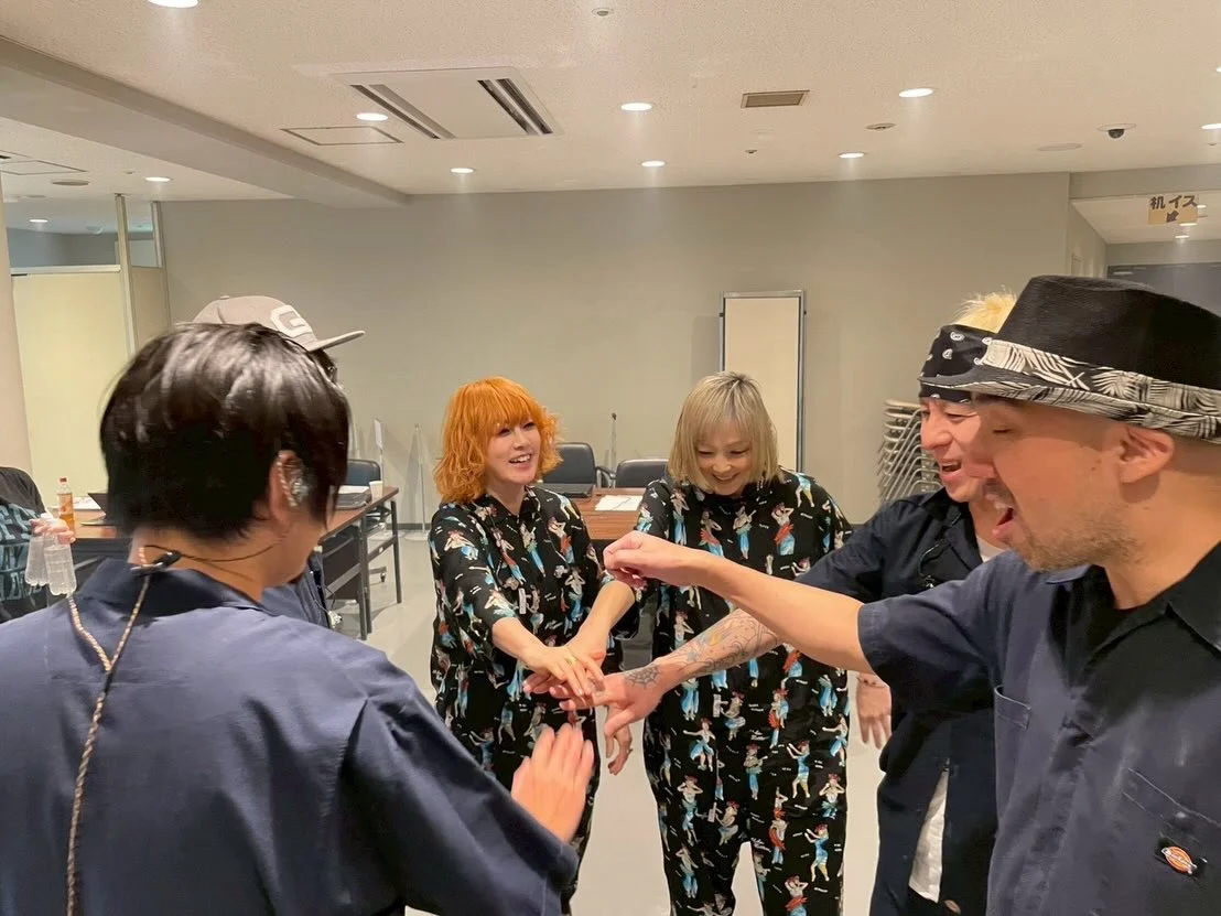 楽しかった30周年記念ツアー、Road to 30シリーズもラス2の岡山まで来てしまった…寂しい。けど、めちゃくちゃ良いライブだった〜！来てくれたみんなありがとう！！久々すぎる岡山で、お互いにテンション上がっちゃった気がする☺️ワンマンはおしゃべりが過ぎるくらい余計な話ばっかで、我々も楽しくてつい長くなってしまいますんまたすぐできますように！そして次こそは観光したい！例のお祭りの日は避けて #puffy #puffyamiyumi #...