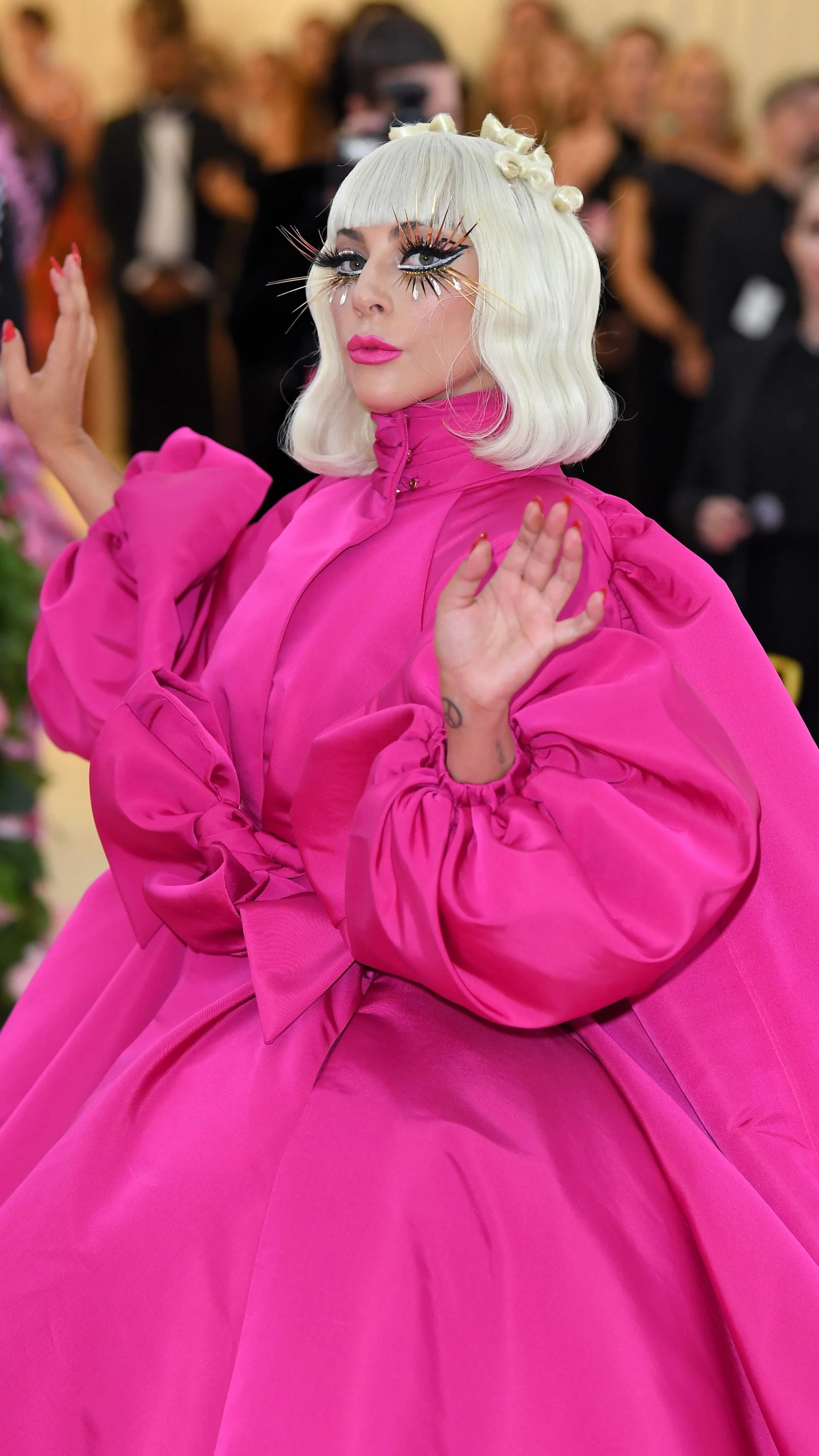 Buon compleanno alla regina del pop e del trasformismo! ✨ Proprio oggi che festeggiamo @ladygaga, è impossibile non ricordare il suo iconico debutto al Met Gala 2019. Non è stato un semplice red carpet, ma una performan...
