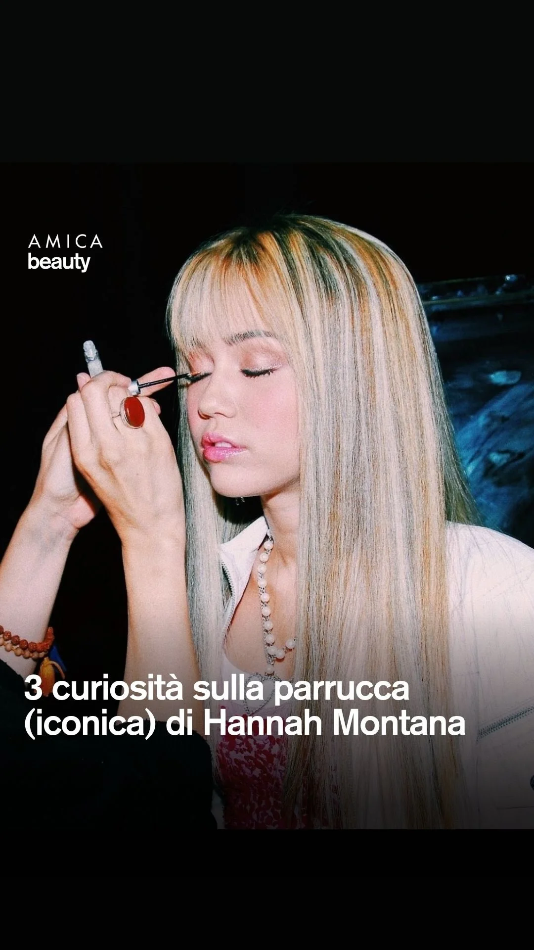 La parrucca più famosa della tv? La Gen Z risponderebbe sicuramente quella di Hannah Montana Milioni di ragazzine hanno cercato di replicare quel look distruggendosi i capelli con la piastra. E forse non tutti sanno che...