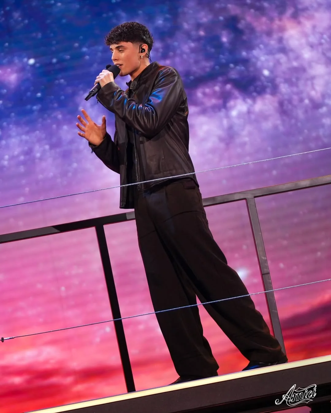 Riccardo torna sul palco e in questa quarta sfida si mette alla prova con la cover "E penso a te"! Sarà suo il punto della vittoria? #Amici25