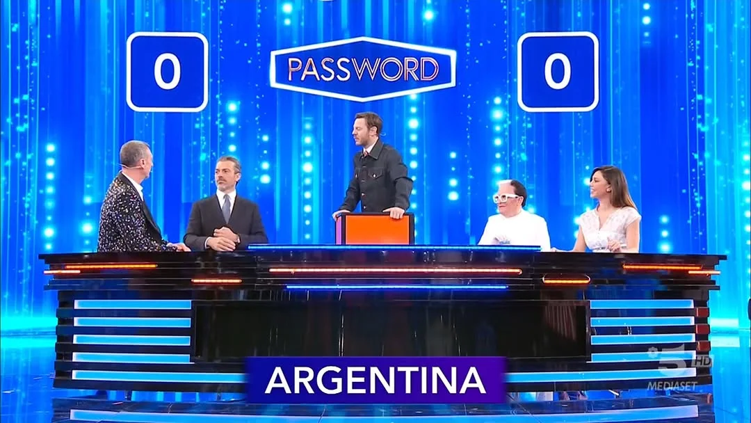 È arrivato il momento di giocare on stage con Alessandro Cattelan! Cristiano Malgioglio e Belen VS Amadeus e Luca Argentero, chi farà più punti ed eviterà la penitenza? #Amici25