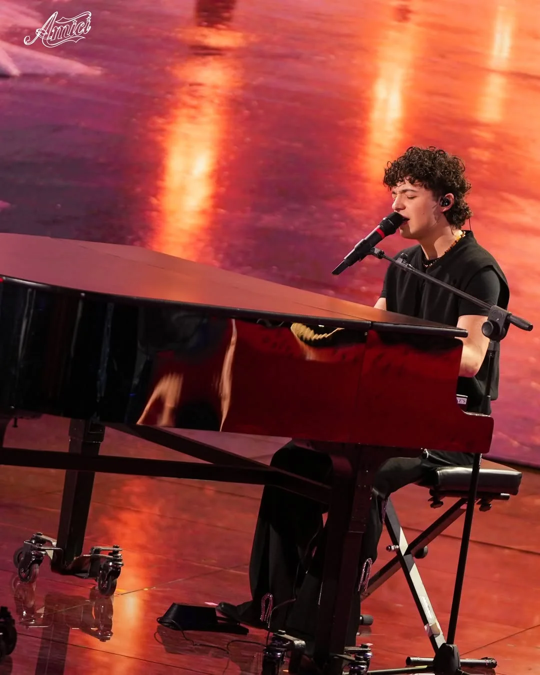 Lorenzo apre le sfide della terza partita con un'esibizione voce e pianoforte! Sarà suo il primo punto dei giudici? #Amici25