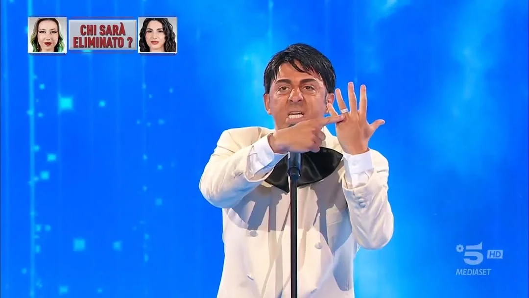 "Saremo io e te, accussì, sarà pe sempe sì" La straordinaria, contagiosa e irresistibile simpatia di Francesco Cicchella ora sul palco del Serale di #Amici25! 😂