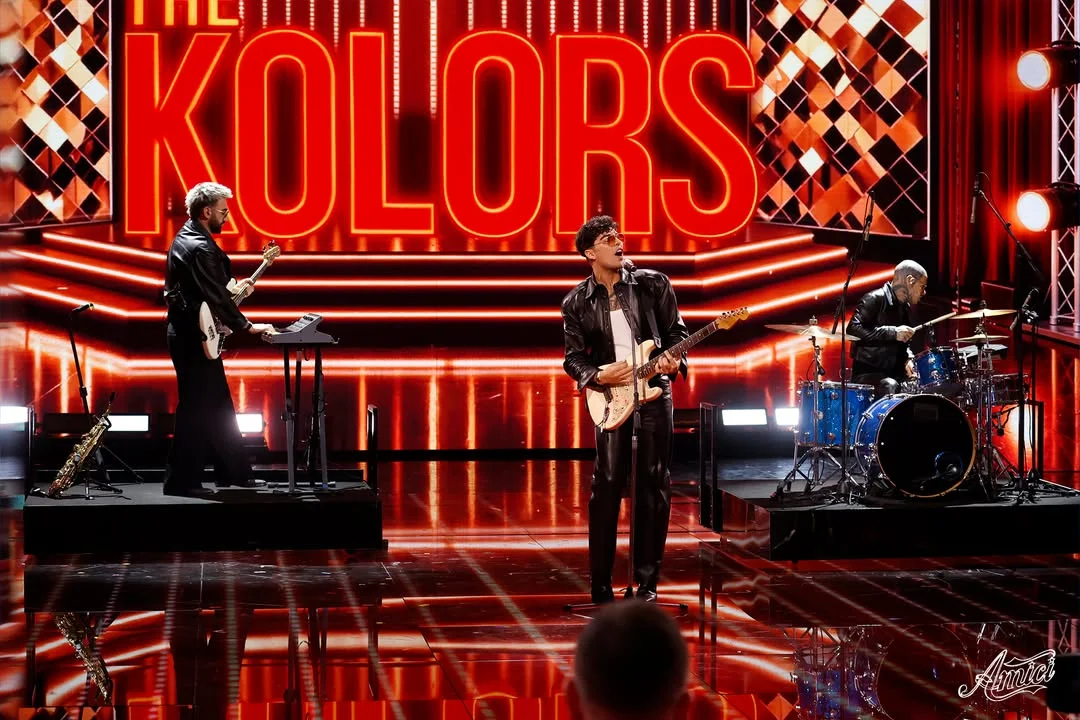 I The Kolors portano tutto il loro stile su palco del Serale di #Amici25 e ci presentano la loro bellissima "Rolling Stones"! PAZ-ZE-SCHI! 🎶✨