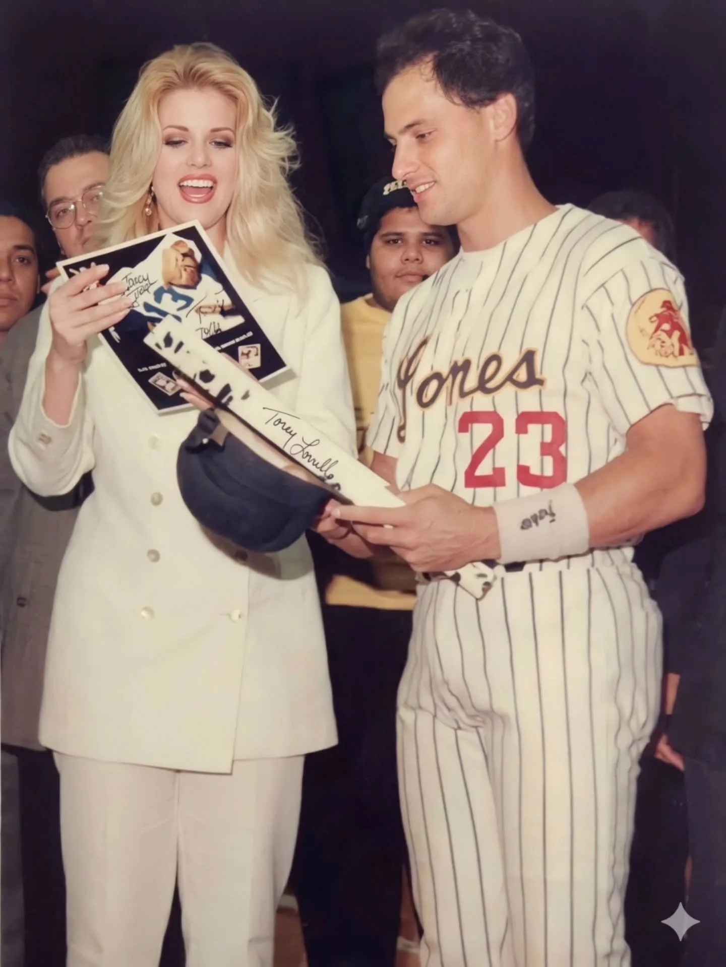 Buenas noches mis amigos!!! Si saben quién es el de la foto??? Nuestras glorias del deporte!!!