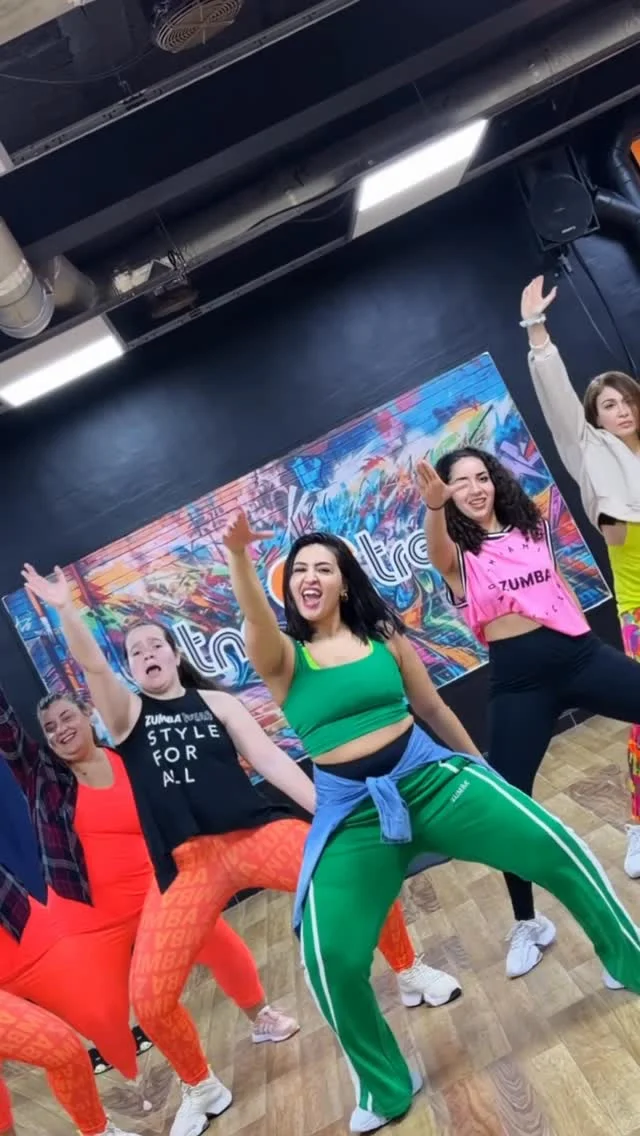 Ramadan ou pas… on continue de bouger ! Les cours de Zumba continuent pendant tout le mois de Ramadan ✨ @fitnesstreetoran – Belgaid, Oran Lundi & Jeudi ⏰ 22h15 Choreo @zumba.suzy Qui est chaude pour transpirer avec moi...
