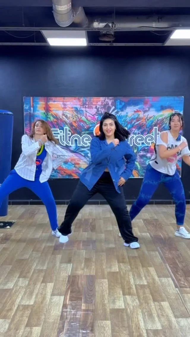 Danser abusadamente parce que la vie est trop courte pour rester assise Plus que deux semaines rejoins-moi chaque lundi et jeudi 22H15 @fitnesstreetoran #zumba #zumbachoreo #zumbafitness®