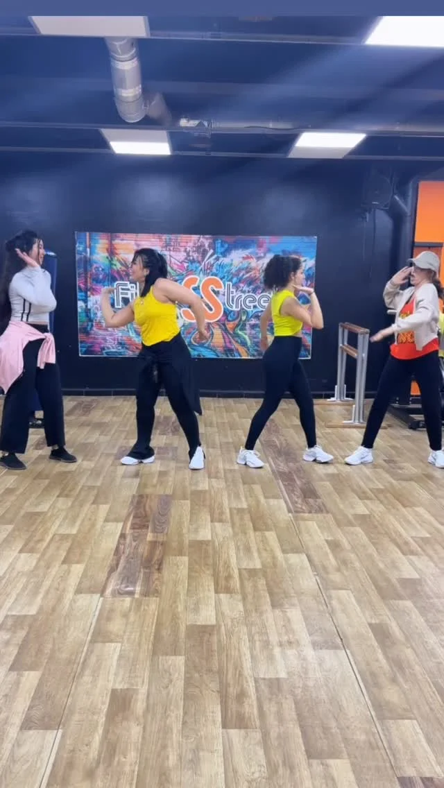 Chaque Lundi et Jeudi 22H15 retrouvez-moi pour vos cours de zumba à @fitnesstreetoran #zumba #zumbaalgérieamiramrah #zincommunity #zumbaalgérie