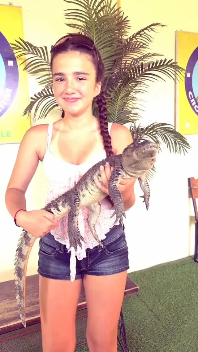 а вы смогли бы подержать крокодила на руках?