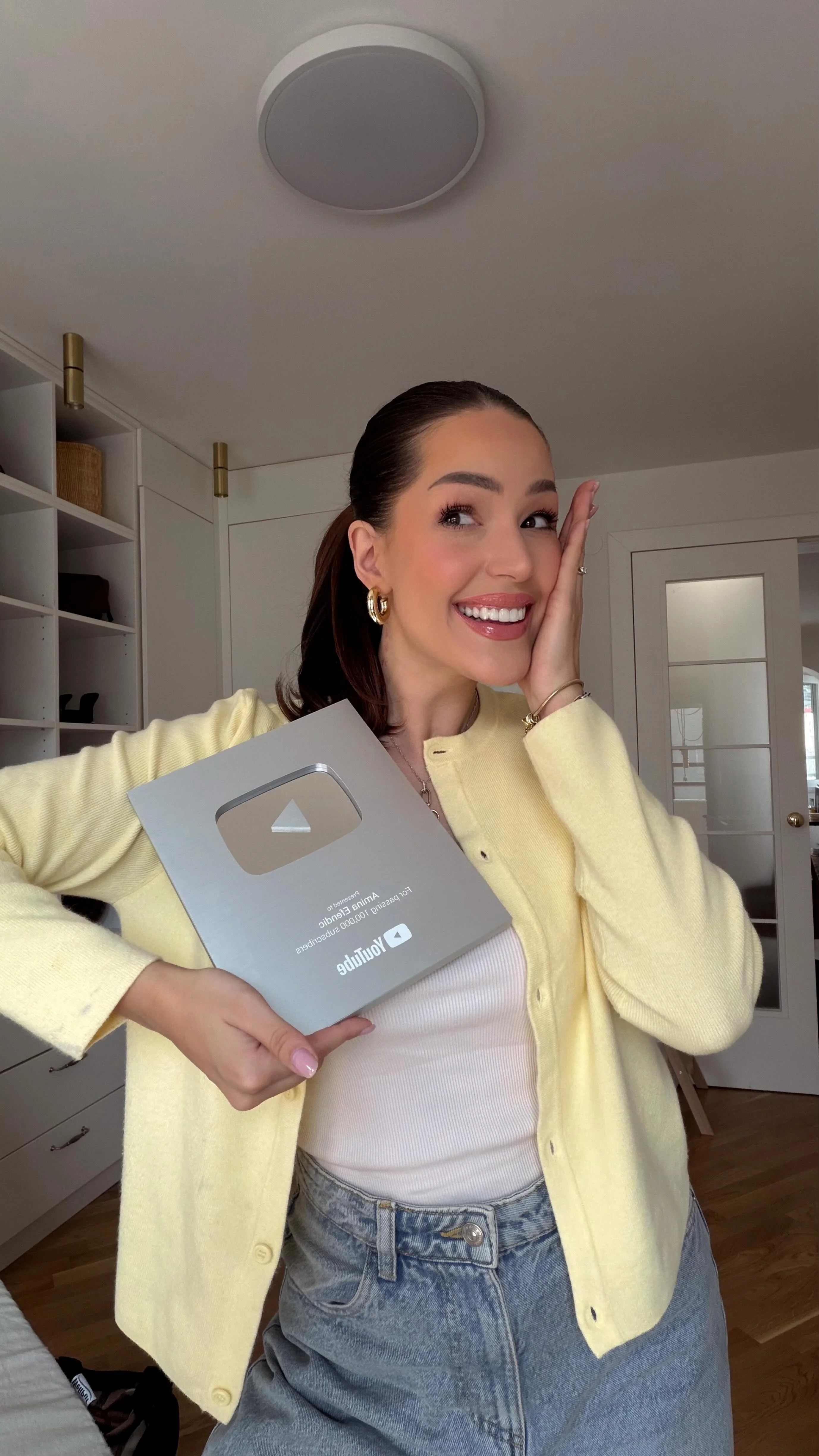 Neću dužiti ovaj opis, ali mlađa ja od prije 8 godina vrišti od sreće iznutra! Hvala vam na tome — na svakoj poruci, komentaru, lajku, osmijehu i zagrljaju. Volim vas!