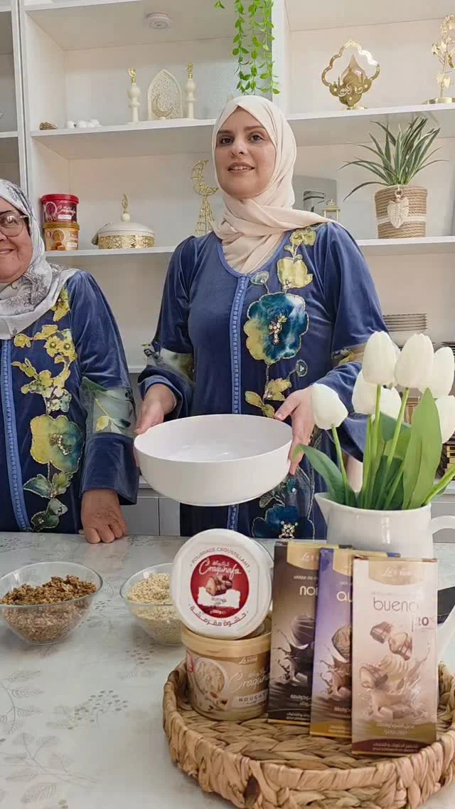 الوصفة كيلة مكسرات محمصين و مرحيين انا ستعملت الجوز نشفتو خمسه دقايق فالفرن كيلة قوفريط مرحي كيلة بسكويت مرحي اي نوع تفضلوه كيلة الَّى ربع حلوة الترك (شامية) قرصه ملح زوج ملاعق كبار مرغرين زوج ملاعق كبار عسل شكلاطة الطل...