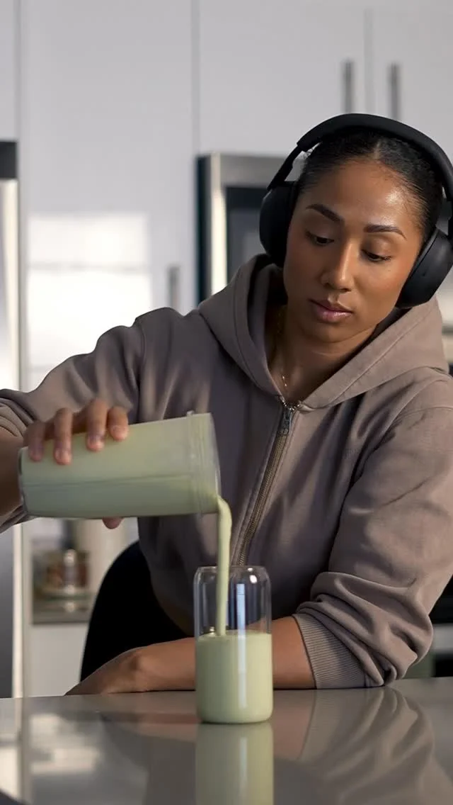 Let’s make a protein iced matcha smoothie! Ingredients: - Ice - Milk 200ml - Banana core protein 100ml - Protein iced matcha latte powder from @womensbest