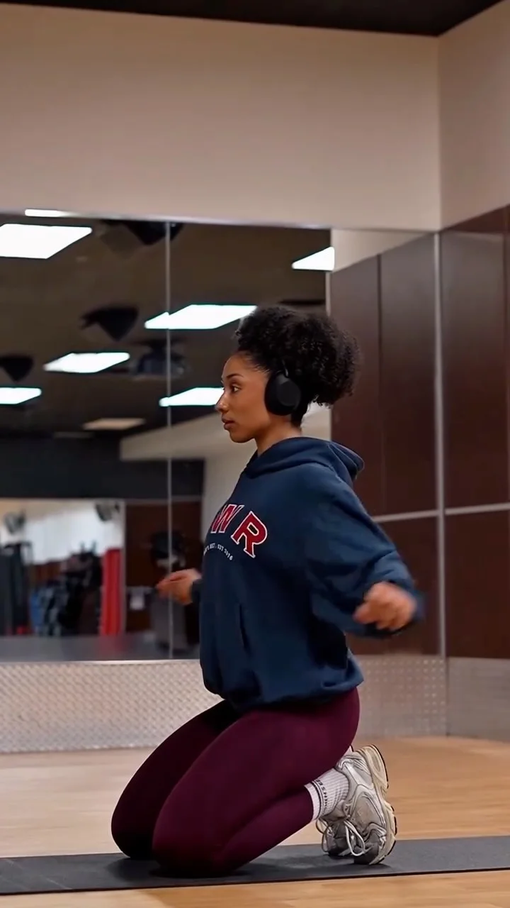 Upper body warm up routine! - Cat cow - Thread the needle - Arm cross overs - Shoulder dislocations - Banded pull apart - Banded shoulder external rotations