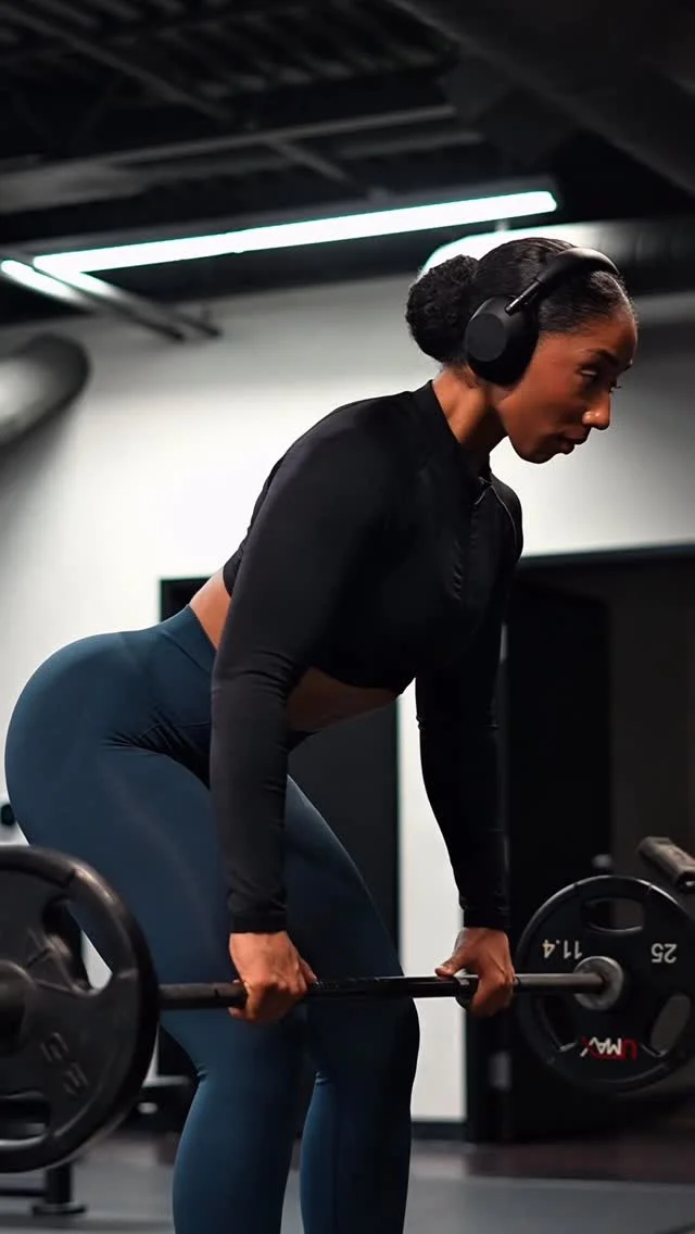 Let’s work! Workout details: - BB rows 3x8 - Incline chest press 3x8 - Elevated goblet squats 3x8-10 - RDL’s 3x8-10 - Kneeling cable rotations 3x10 each side Outfit: @womensbest