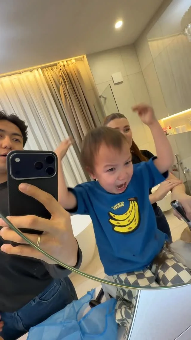 Алишка ОЧЕНЬ боится парикмахеров 😅

Каждая попытка постричься -
слёзы, крики и побег из кресла🫠

Но он уже так оброс, что пришлось
брать всё в свои руки и стричь дома🥲

Наш план был простой:

- дали потрогать машинку
- показали, что она не кусается
- включили любимые мультики

Сначала немного поплакал…
а потом сидел спокойно до конца.

Иногда ребёнку просто нужно
почувствовать безопасность😌

И вот результат нашей
домашней барбершоп-операции 😂

Ну что, как вам стрижка?
От 1 до 10? 👇