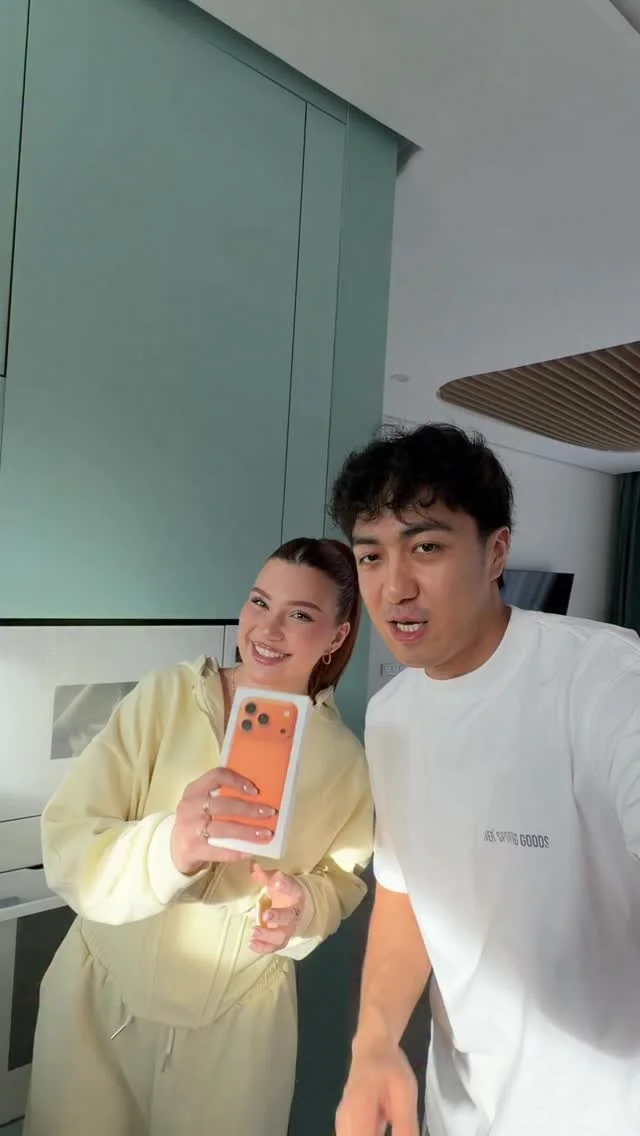 Иногда рядом с нами появляются люди,
которые не по крови…
но становятся частью семьи❤️

Нурила уже давно с нами.
Помогает во всем: и по дому, и с детьми, снимает нас, поддерживает,
радуется нашим победам, переживает за нас🫂

Сегодня мы с Аминой решили просто сказать ей:
спасибо!)

Сначала небольшой пранк…😂
а потом подарок, который она совсем не ожидала🥹

Добрые люди рядом -
это один из самых больших подарков в жизни☝🏻