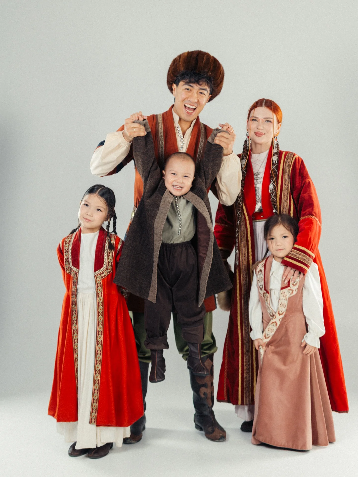 Наурыз құтты болсын 🌿

Такие моменты хочется сохранять
Чтобы потом пересматривать и вспоминать❤️

Сделать фотосессию , особенно с детьми - это целое испытание 😅
Но мы справились!)

📸 Отдельное спасибо @alinqvs за теплые кадры 🫂

Как вам наша семейная фотосессия?😌