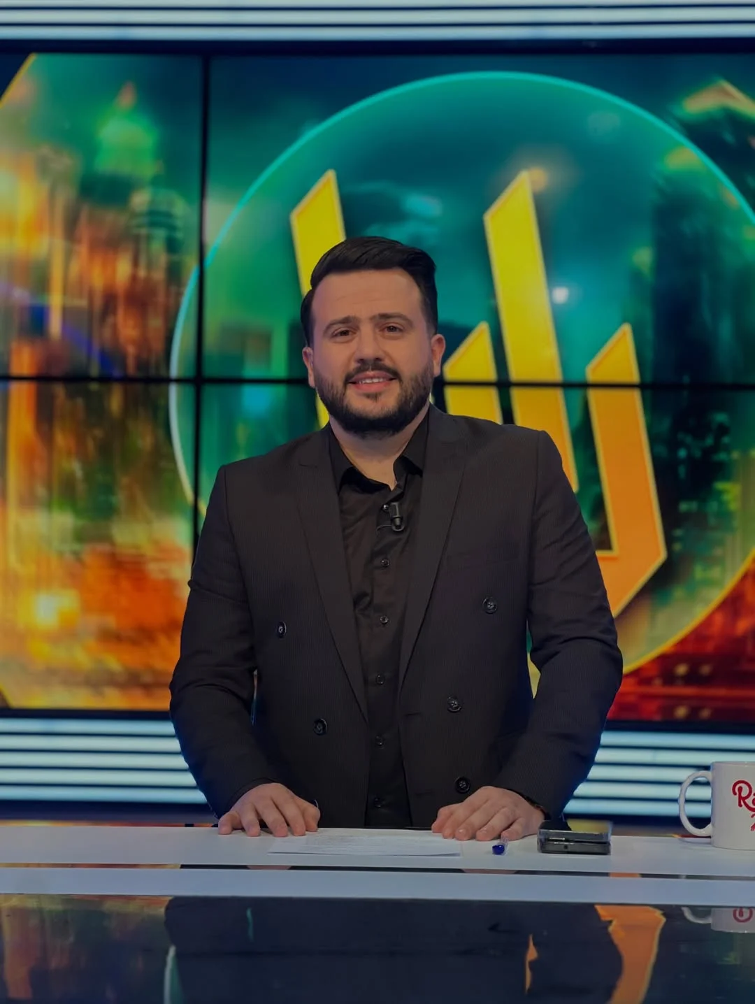 العدد الأخير من حصة راينا خاصة بعيد الفطر المبارك .. بحضور المخرج أمين بومدين و محللي قناة الهداف علي بن شيخ و أمين أكساس