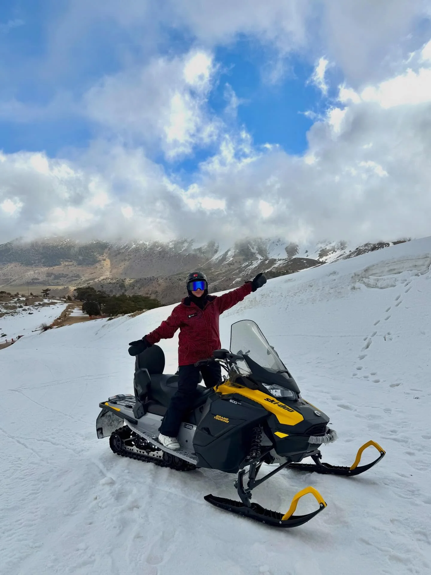 Akdeniz’de kış olmaz diyenleri Isparta’ya getirelim ❄️️ Sabah kahvemizi manzarayla içip birkaç saat sonra bembeyaz pistlerdeydik. Şehir merkezine çok yakın ama atmosfer bambaşka… Sessizlik, temiz hava ve bol kahkaha dol...