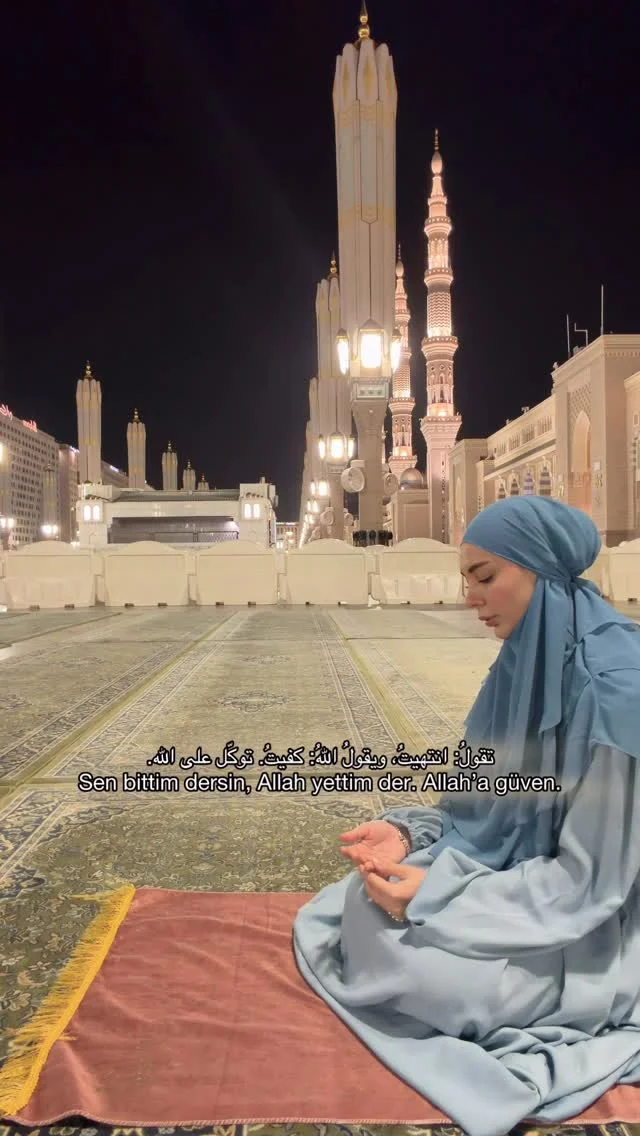 “Unutma, Allâh en karanlık geceden bile sabahı çıkarır. Sen bittim dediğinde, O hep “Ben varım” der.” Yeter ki güven, sâbret, bırak kalbin O’na yaslansın.. @lebbeykturizm #islam #medine #mescidinebevi #makkah #umre