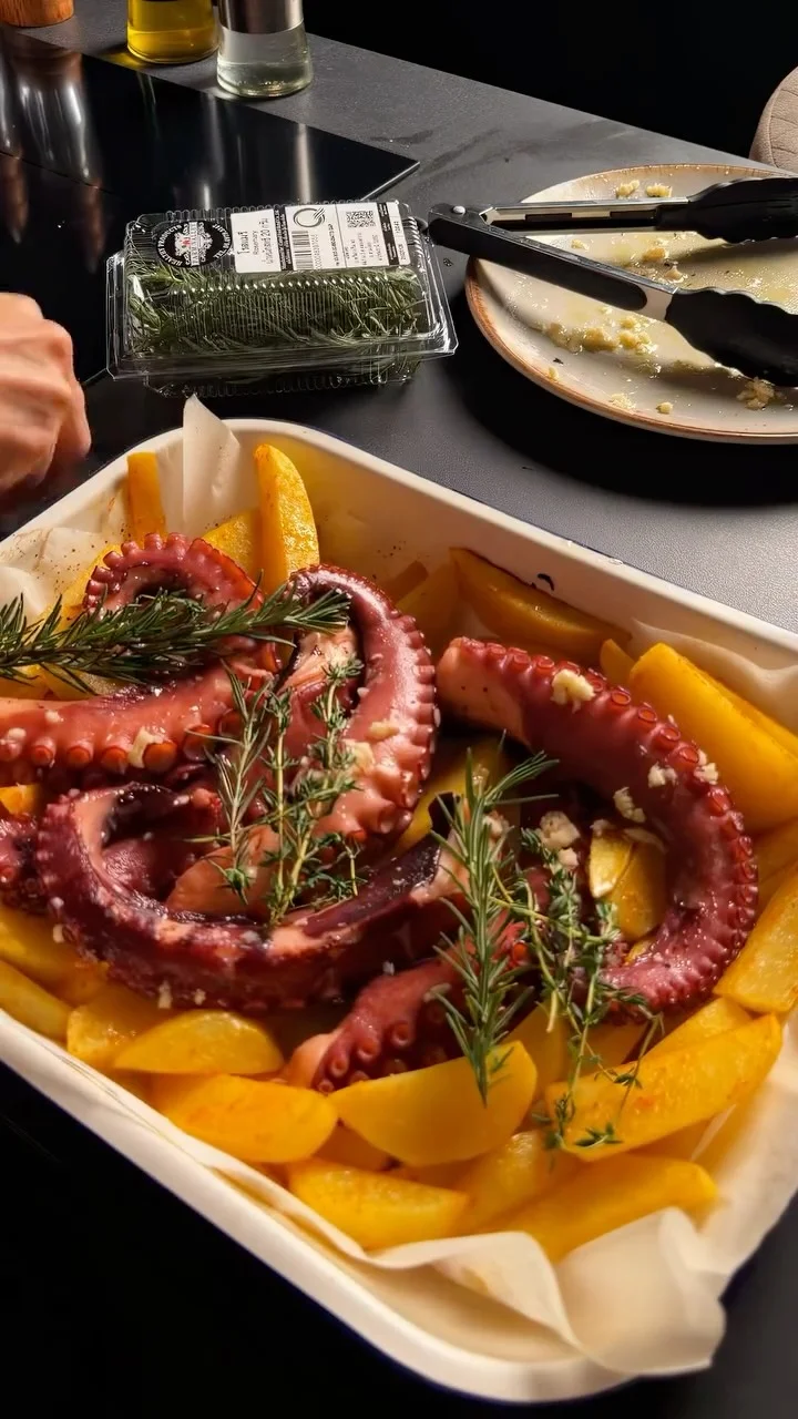 Осьминог с картофелем в духовке Очень простое блюдо, которое выглядит как ресторанное. Ингредиенты: • щупальца осьминога • картофель • оливковое масло • чеснок • лавровый лист • соль, перец • паприка • розмарин • тимьян...