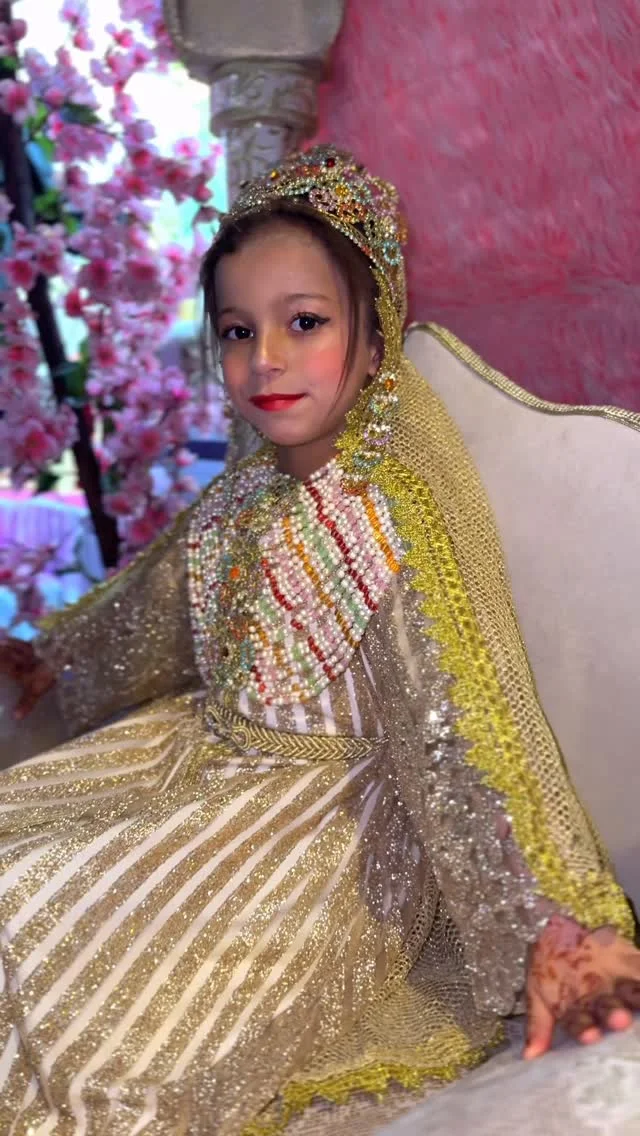 Instagram post by @amira_kanone (DV_6CNbArQU).