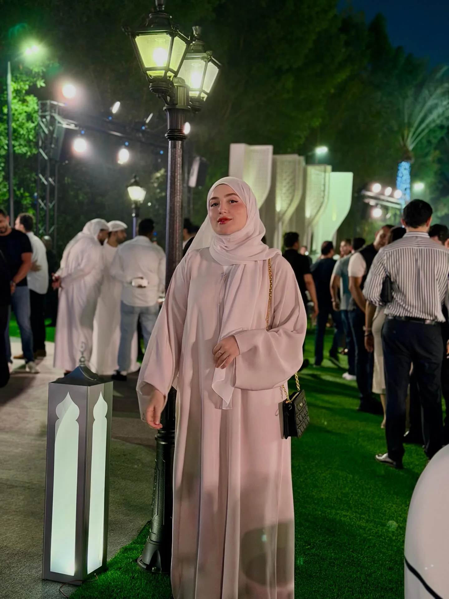 الحمد لله حمدا كثيرا 🫶🏻 
سبحان الله…
أسبوعٌ مضى من رمضان،
والوقت يمضي بصمتٍ سريع،
كأنه يذكّرنا أن اللحظات لا تُؤجَّل
وأن الخير يُغتنم الآن، لا لاحقًا.
اللهم اجعل أيامنا فيه نورًا وقربًا وطمأنينة 🤍