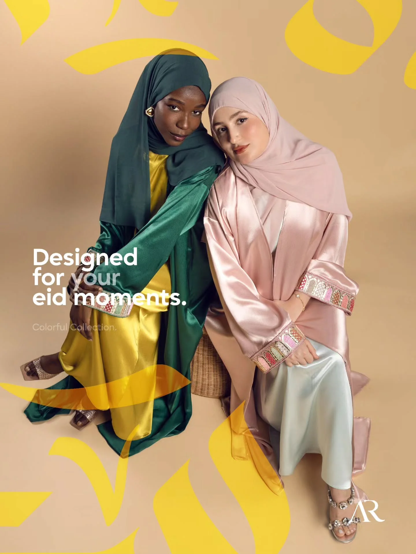 قد يكون الطقم جميلاً بتصميمه،
بتفاصيله، وبقماشه.
لكن جماله الحقيقي يظهر
حين ترتديه المرأة الجزائرية بثقتها.
فهي التي تمنح لكل إطلالة
حضورها وأناقتها ونورها.

Collection Eid disponible demain.