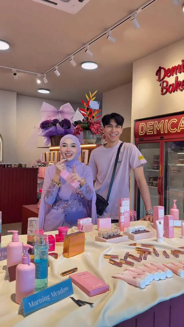 JAWATAN KOSONG HOST LIVE DEMICA‼️ Antara Job Scope: • Host LIVE (TikTok/IG) • Jaga kaunter (rotate shift) • Promote & explain produk dengan confident • Bantu customer (walk-in & online) Kami cari yang: • Rajin & committ...