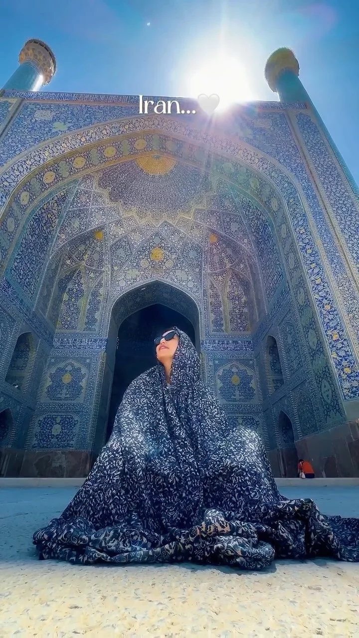 Эрон… Бу шунчаки харитадаги оддий мамлакат эмас. Бу 60 та кўрган давлатларим ичида энг гўзал, инсонлари олийжаноб ва санъатсевар, жозибали юртлардан бири. Бу ерда санъат музейларда яшамайди у одамларнинг қўлларида, нафа...