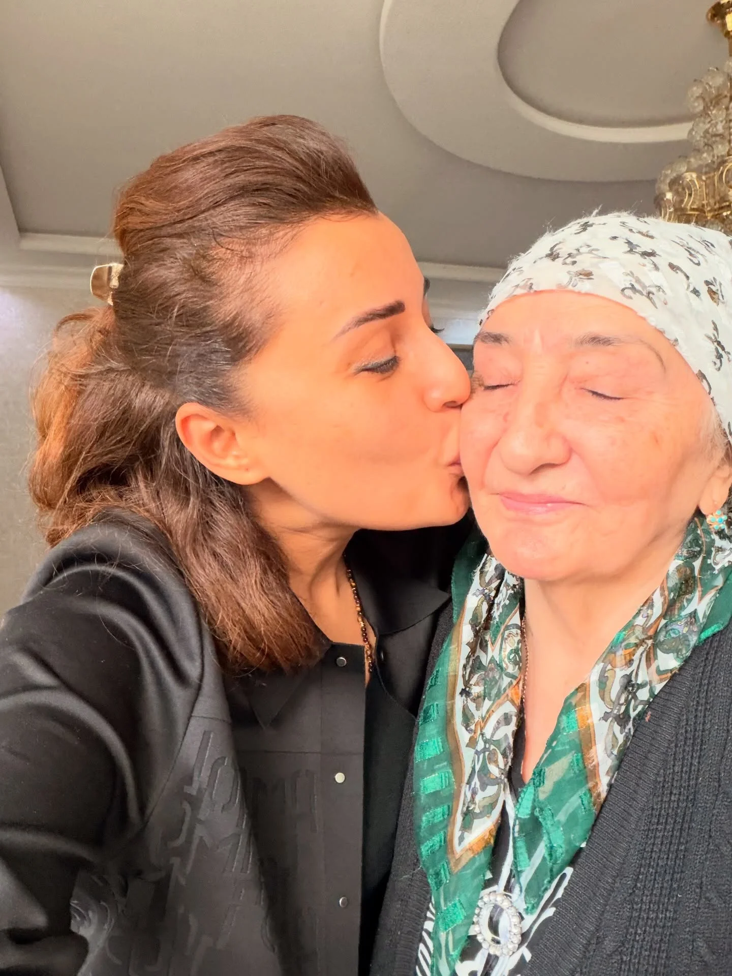 Бийижоним, бувижоним 84 га кирдилар, якинда чеварали булдилар Қанақа бўларкан а? Неварангни невараси туғилгани билан табриклаш??? Мен буни ҳис қилгим келаяпти , бир нарсани аниқ англадим, қариликкача етиш ҳам марҳамат э...