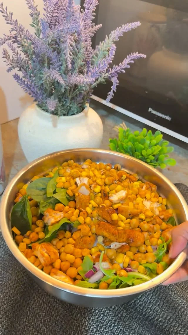 While everyone is sharing Dessert recipes, here is my fav Salad one for you. Save it Eid k baad diet bhi to krni hy #salad #weightloss #healthyrecipe